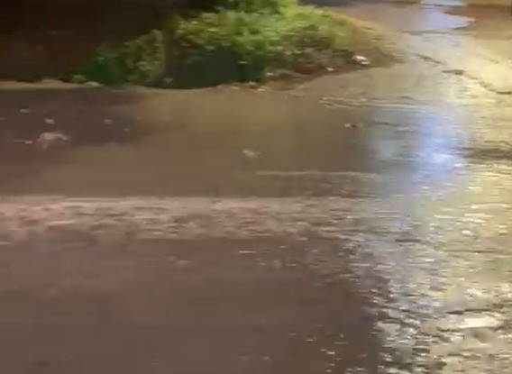 شاهد.. ‏ارتفاع منسوب المياه على الطريق