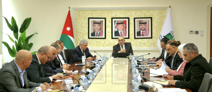 الحكومة تبحث خطط تطوير جسر الملك