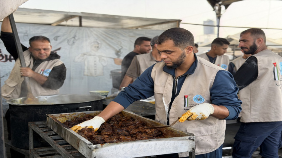 الحملة الاردنية الاغاثية تواصل توزيع الوجبات