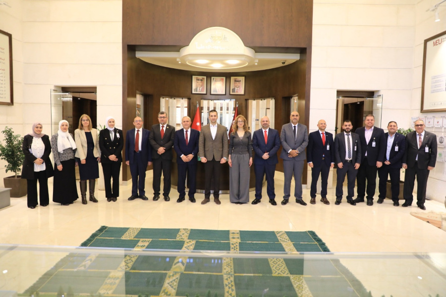 الشرق الأوسط تكرم عددا من منتسبيها