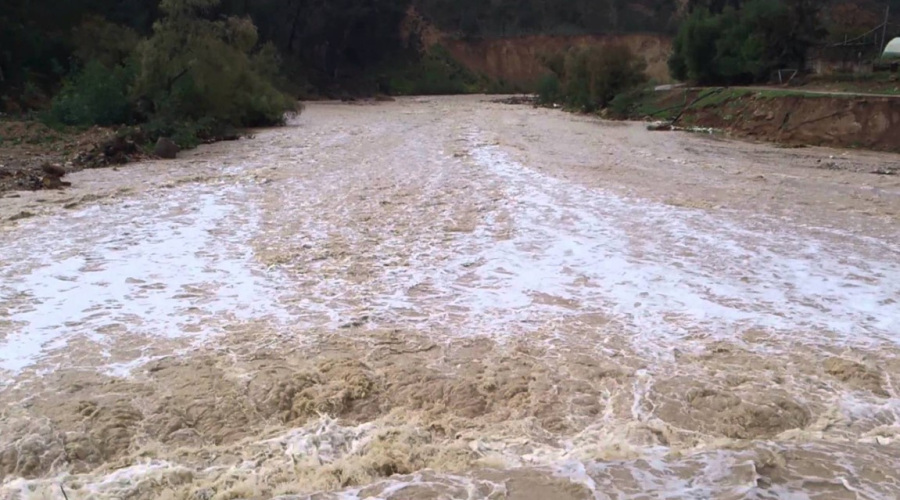 السيول تجرف حافلة في الزرقاء.. ومصدر