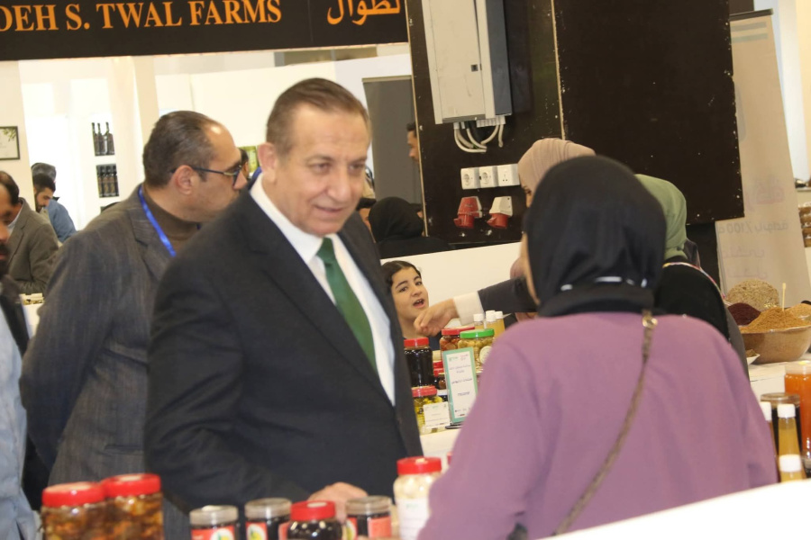 وزير الزراعة يتفقد أروقة مهرجان الزيتون