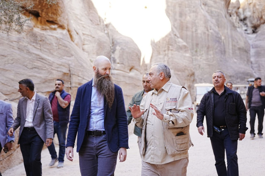 ما هو (المشروب) الذي قدمه فارس