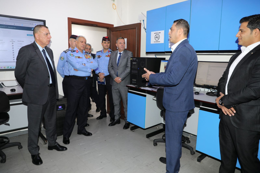 وزير الداخلية ومدير الأمن العام يزوران