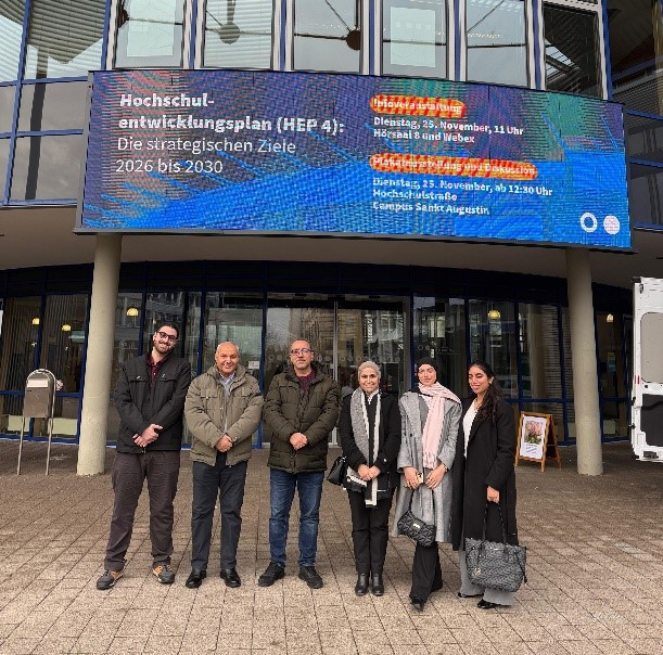 أعضاء هيئة تدريس وطلبة من جامعة