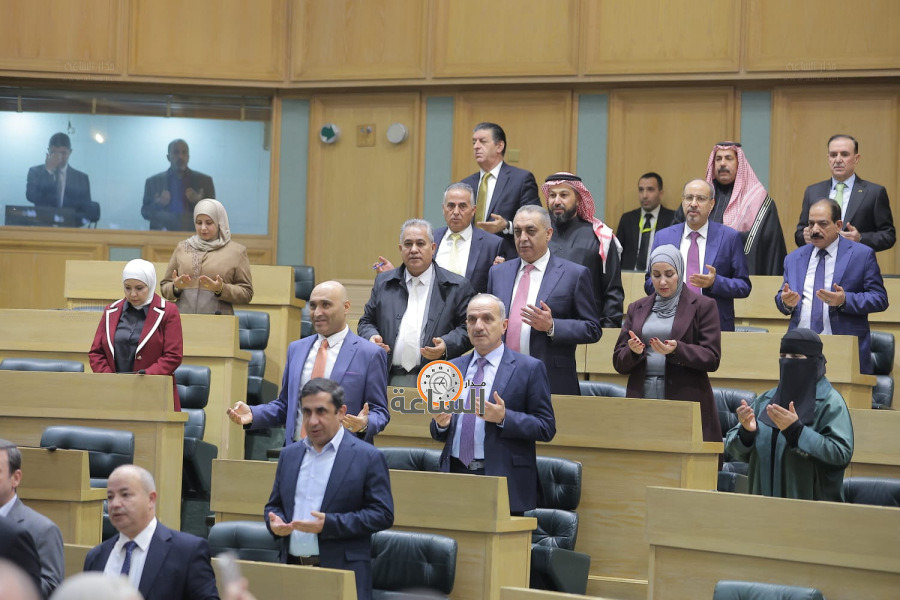 لقطات من جلسة النواب.. بين النائبين