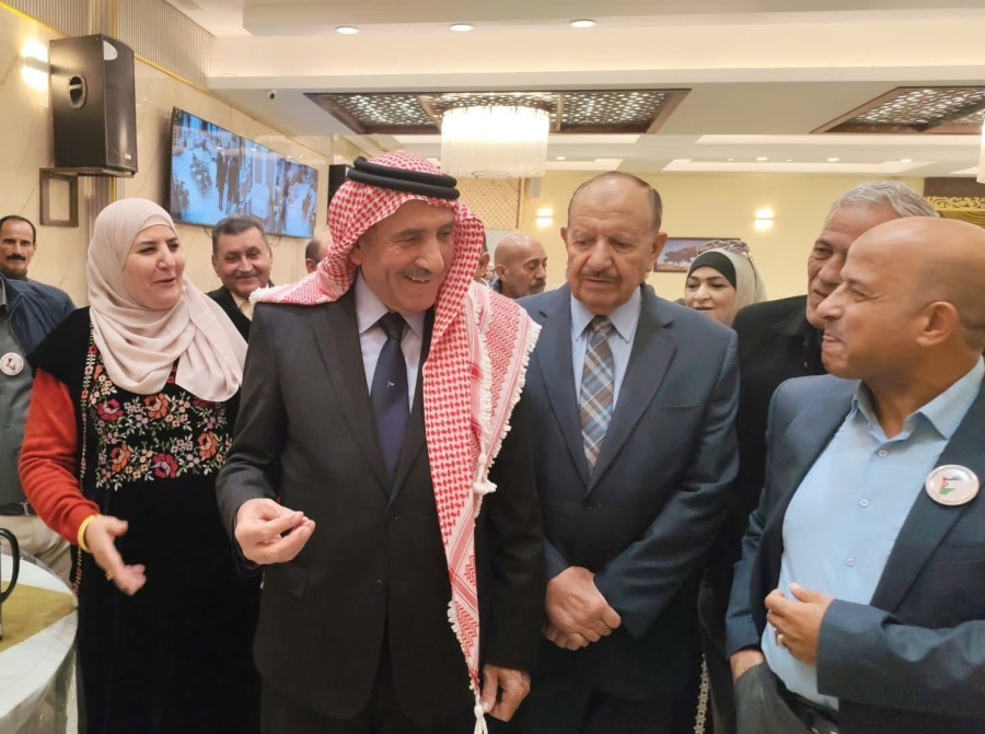 محمد الذنيبات بالشماغ الأحمر في مهرجان