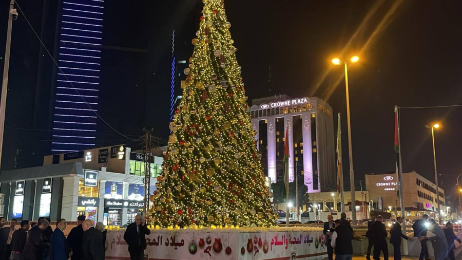 أمانة عمان تضيء شجرة الميلاد في