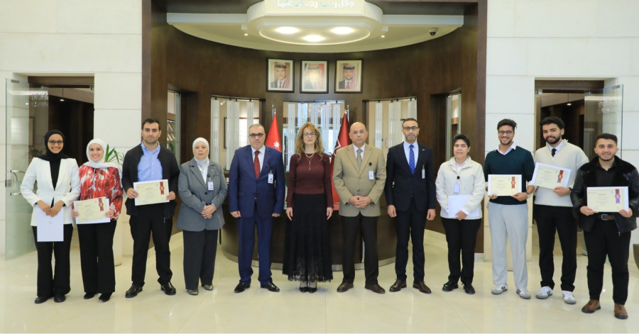 الشرق الأوسط تكرم طلبة فائزين في