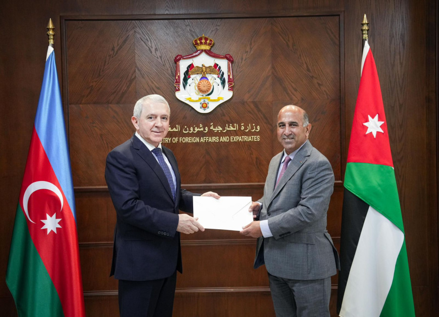 السفير الأذري يسلم أوراق اعتماده للخارجية