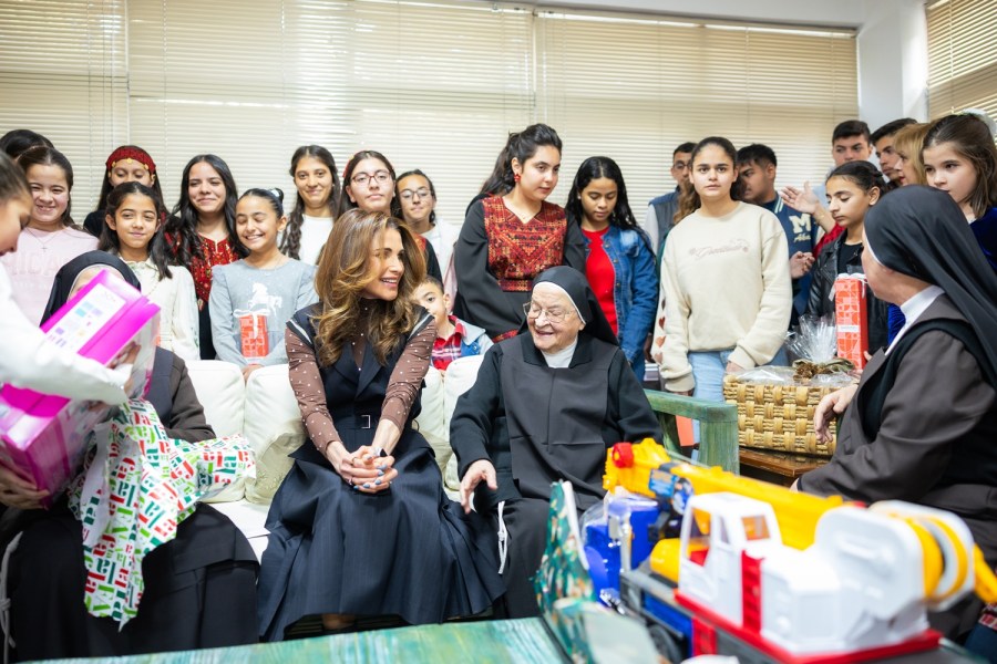الملكة رانيا تشارك مجموعة من الأطفال