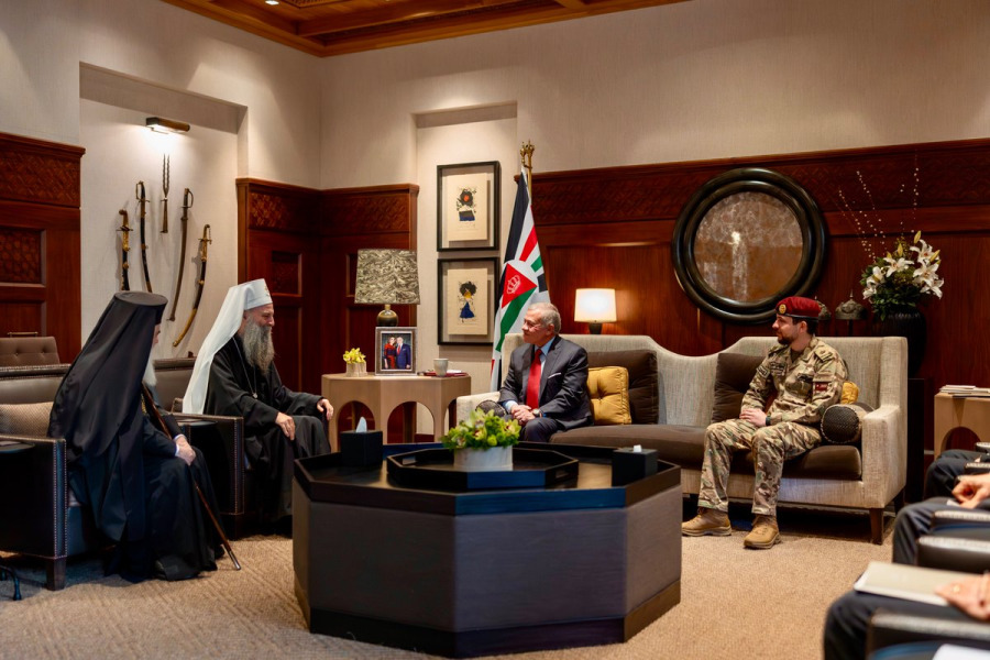 الملك يؤكد أهمية استعادة الاستقرار في