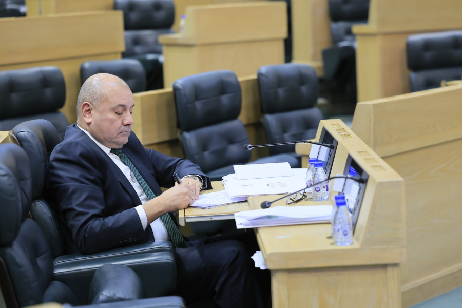 الوزير العودات منهمك.. صورة