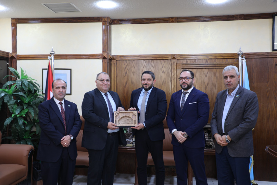 جامعة الزرقاء تستقبل وفدا من مركز