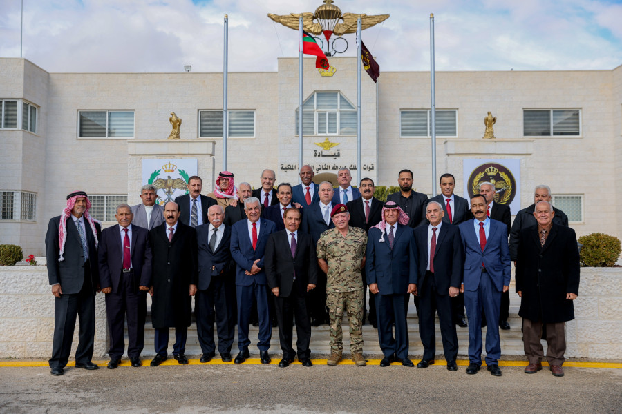 الملك يلتقي متقاعدين عسكريين خدموا معه