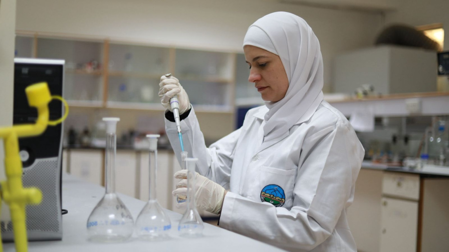 اختيار أكاديمي من جامعة الزرقاء للمشاركة