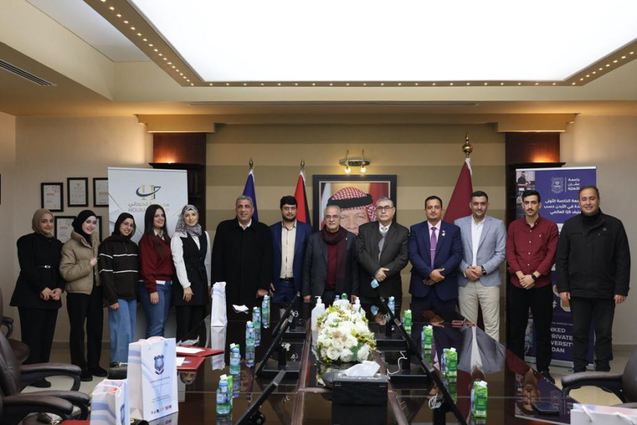 رئيس عمّان الأهلية يكرّم الطلبة الفائزين