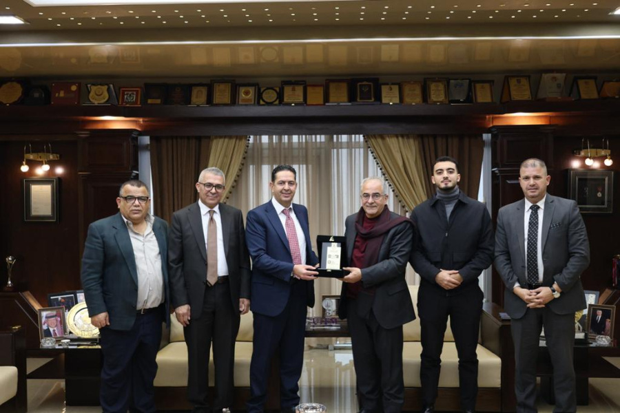 بحث تعزيز التعاون الأكاديمي بين جامعتي