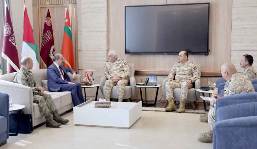 رئيس هيئة الأركان المشتركة يستقبل السفير