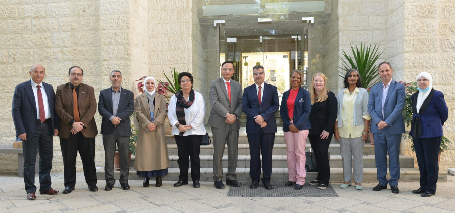 رئيس جامعة البترا يبحث سبل التعاون