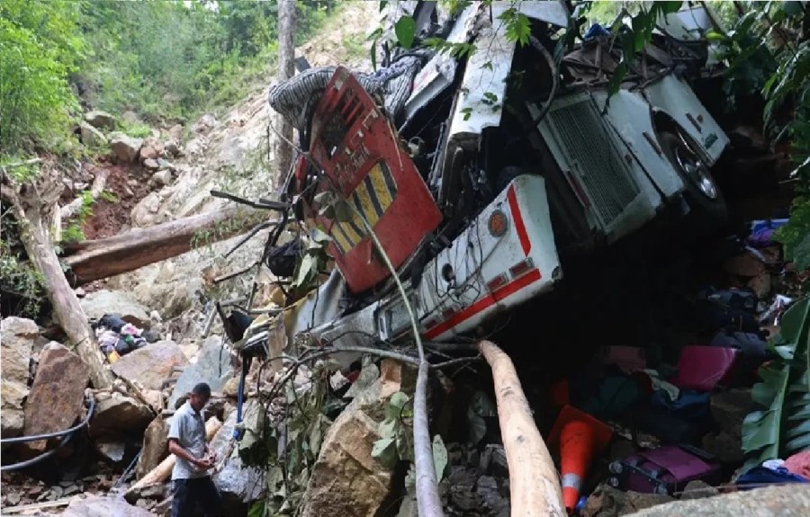 مأساة كولومبيا: مقتل 16 طالبا بسقوط