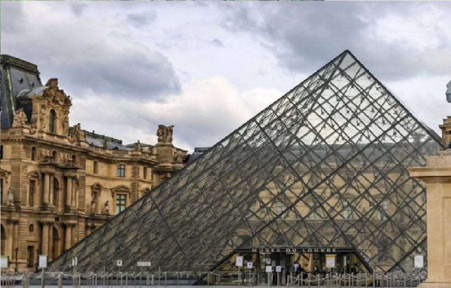 بعد السرقة الصادمة.. موظفو متحف اللوفر