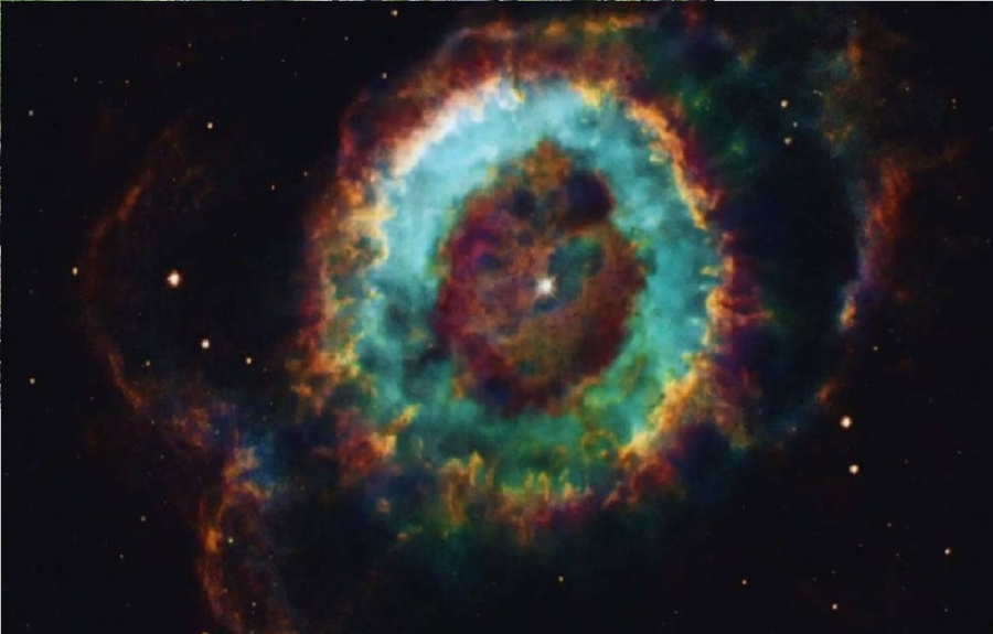 سديم الشبح الصغير: هابل يلتقط تفاصيل