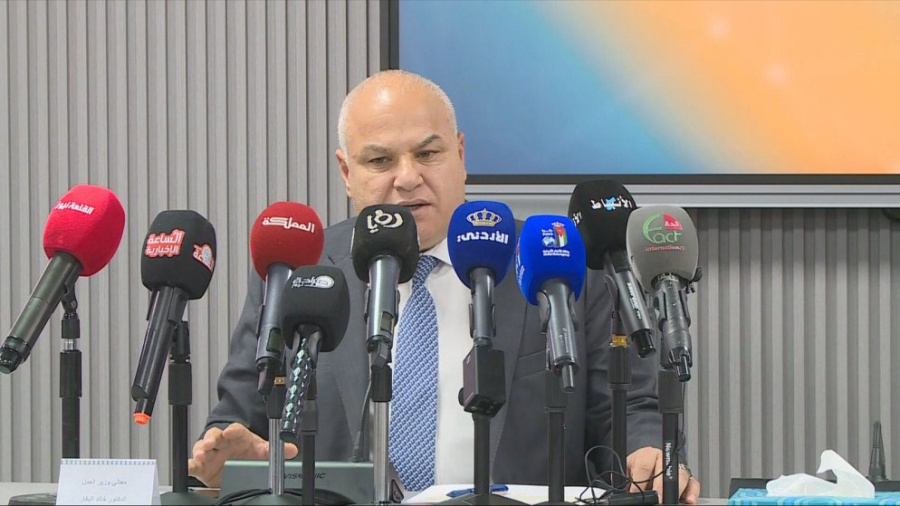 وزير العمل: كلفة التقاعد المبكر تشكل