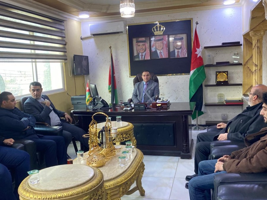 محافظ الزرقاء يطلع على واقع الخدمات