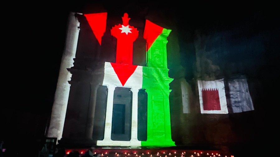 سلطة إقليم البترا تضيء الخزنة بالعلم