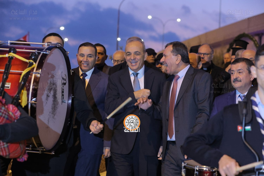 وزير السياحة والآثار يضيء شجرة عيد