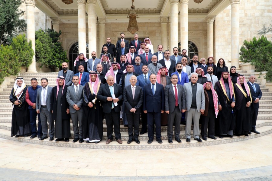 خلال لقائه وفدا من أبناء عشيرة