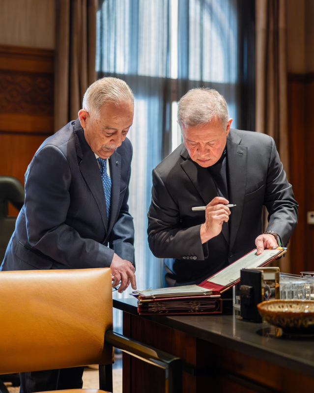 ماذا يتابع الملك مع رئيس الديوان