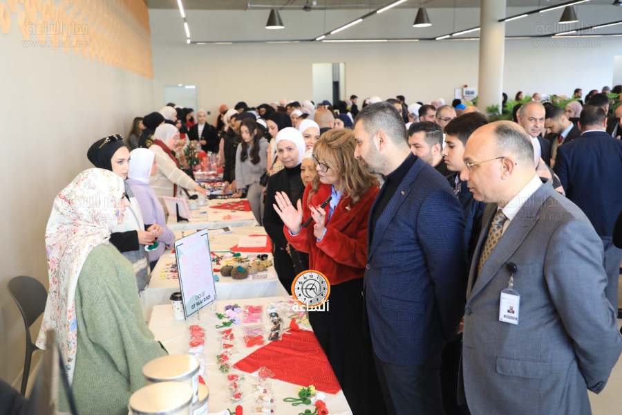 الشرق الأوسط تحتفي بإضاءة شجرة الميلاد