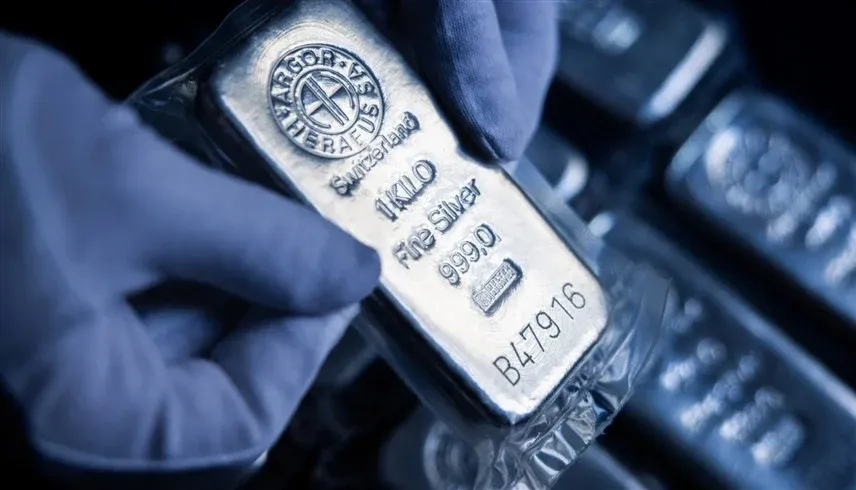 الفضة تحلق فوق 66 دولارا لأول