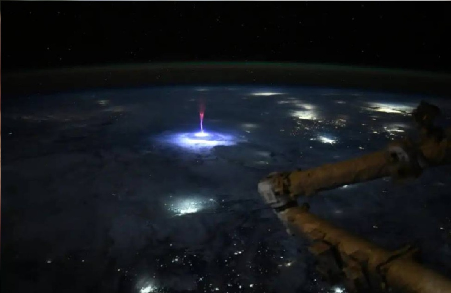 ليست برقا عاديا.. شاهد خيوط الضوء