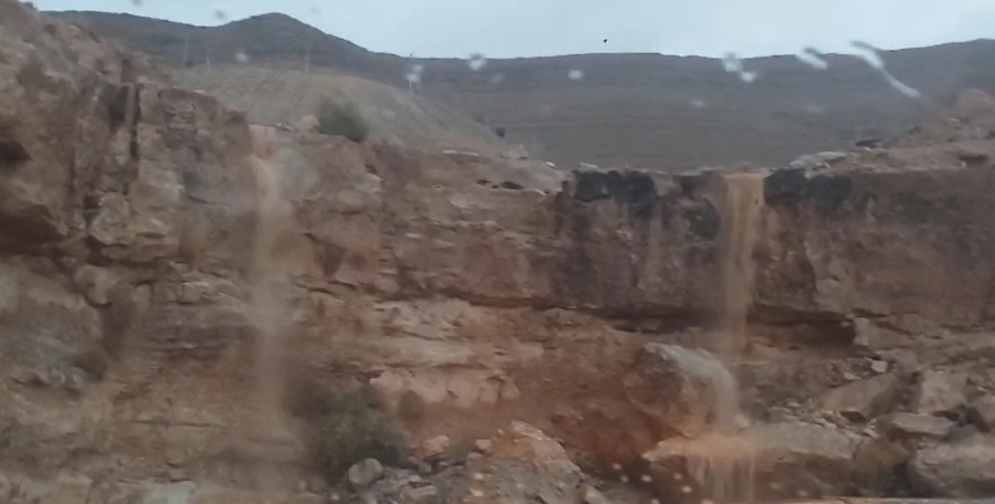 مشاهد من جريان المياه في عدد