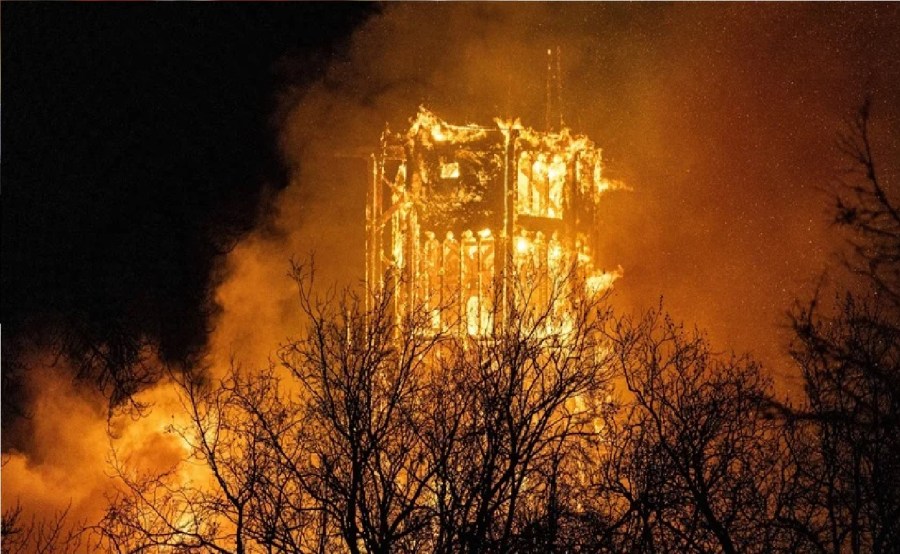 أمستردام تفقد كنيسة تاريخية معماريا ليلة