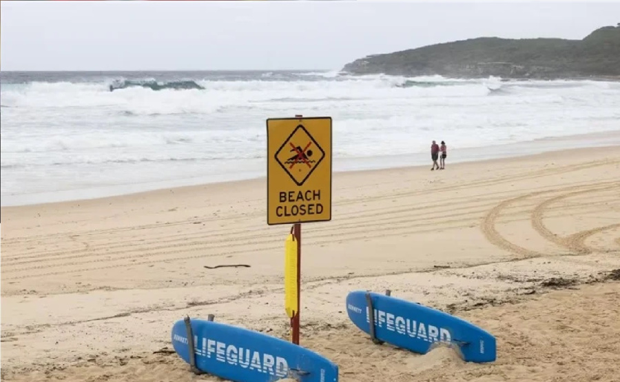 تحذيرات من أمواج قاتلة في سيدني