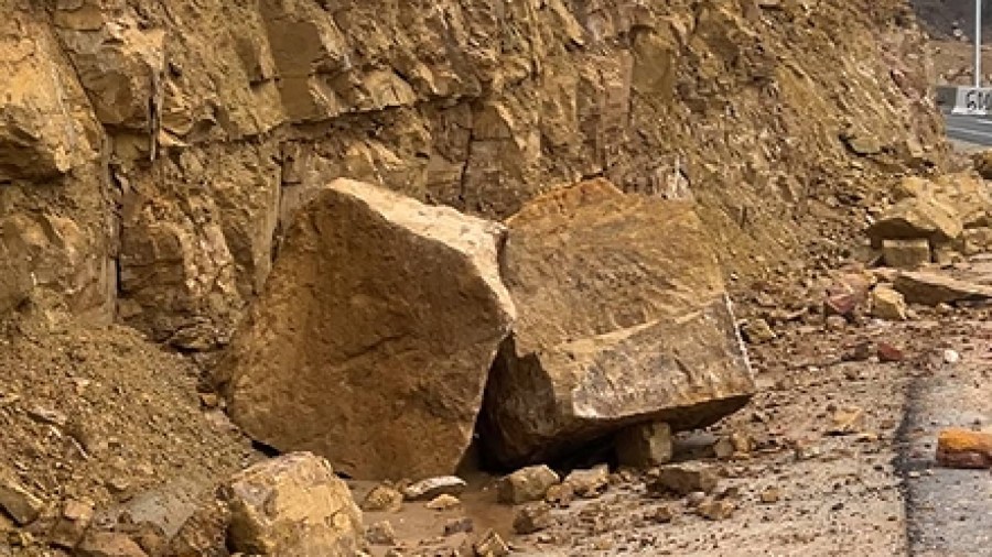 انهيارات صخرية تغلق أجزاء من طريق