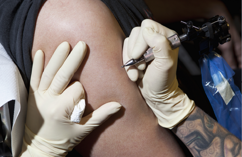 احبار الوشم.. أخطار خفية تتعدى الجلد | مدار الساعة