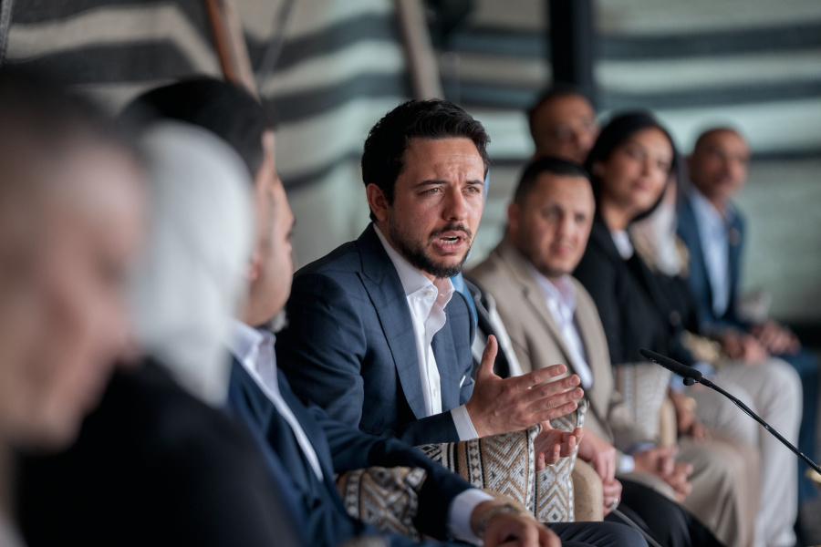 الأمير الحسين يلتقي شبانا وشابات من