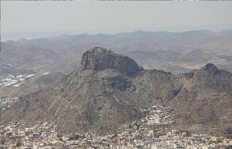 من الغار إلى الخندق: هندسة الأمل