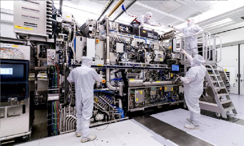 جوهرة التاج الرقمي: القصة الكاملة للآلة