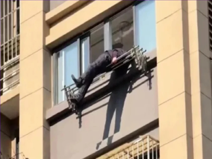 سقوط من الطابق الـ 15 ونهاية