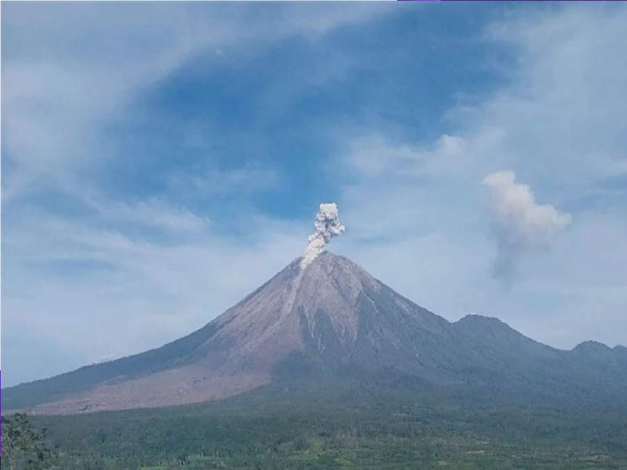 بارتفاع 900 متر.. رماد بركان سيميرو