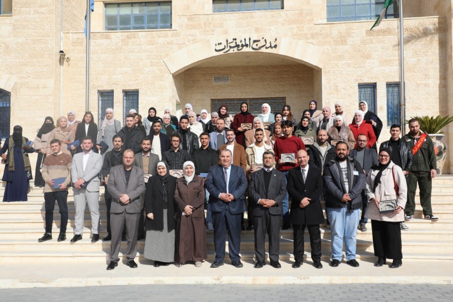 جامعة الزرقاء تكرّم طلبتها المتفوقين أكاديميا