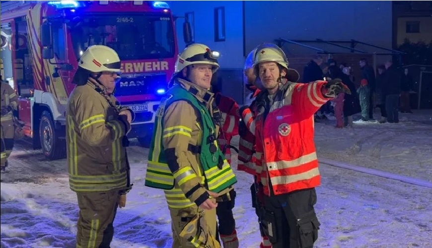 انهيار مبنى سكني بالكامل إثر انفجار