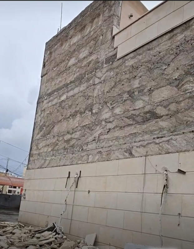 سقوط واجهة مبنى في اربد نتيجة