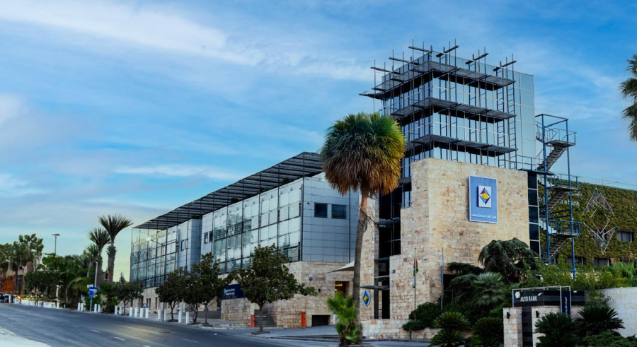 موظفو البنك الأردني الكويتي يتطوّعون للتبرّع